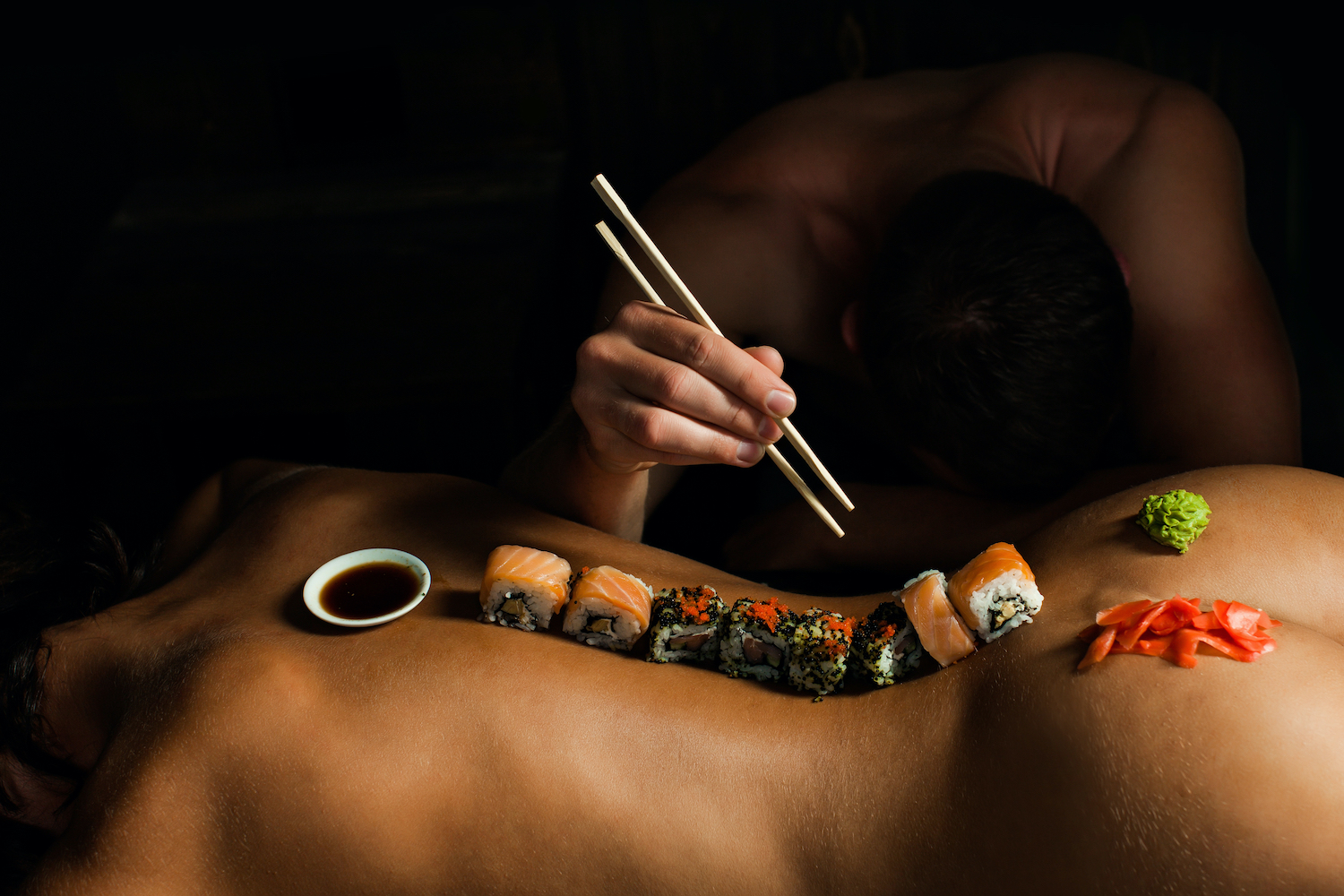 Sushi auf Körper serviert als Symbolbild für Aphrodisiaka