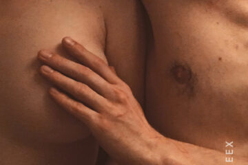 Mann verdeckt mit Hand weibliche Brust
