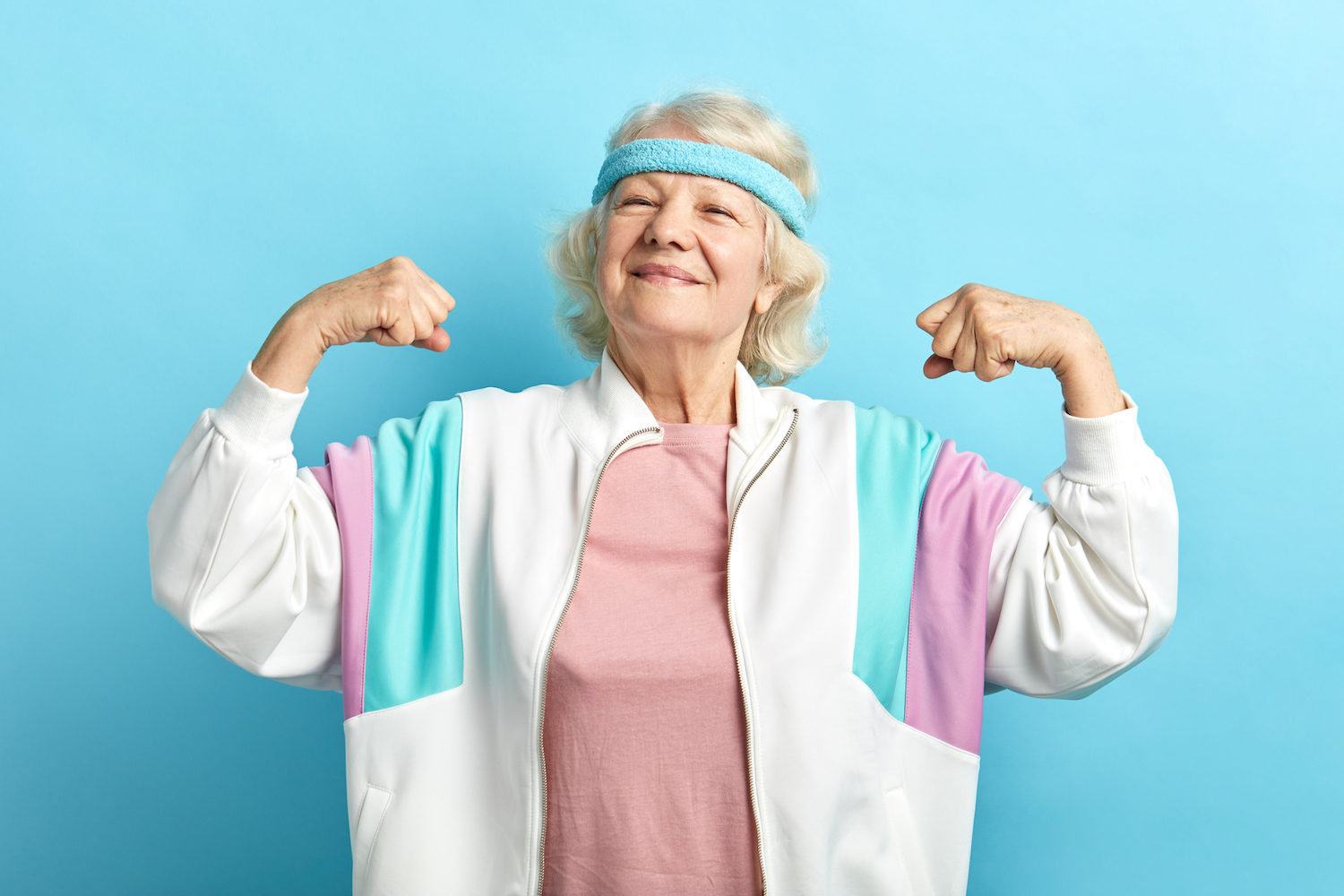 Ältere Dame, die ihre Muskeln zeigt als Symbolbild für Sport steigert die Libido