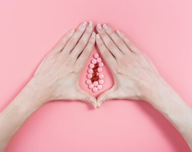 Hände in Form einer Vagina als Symbol für Vagina-Care