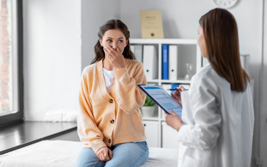 Geschockte Frau bei der Ärztin: Diagnose HPV